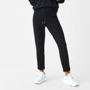 NWOT Spanx Air Essentials Tapered Pant